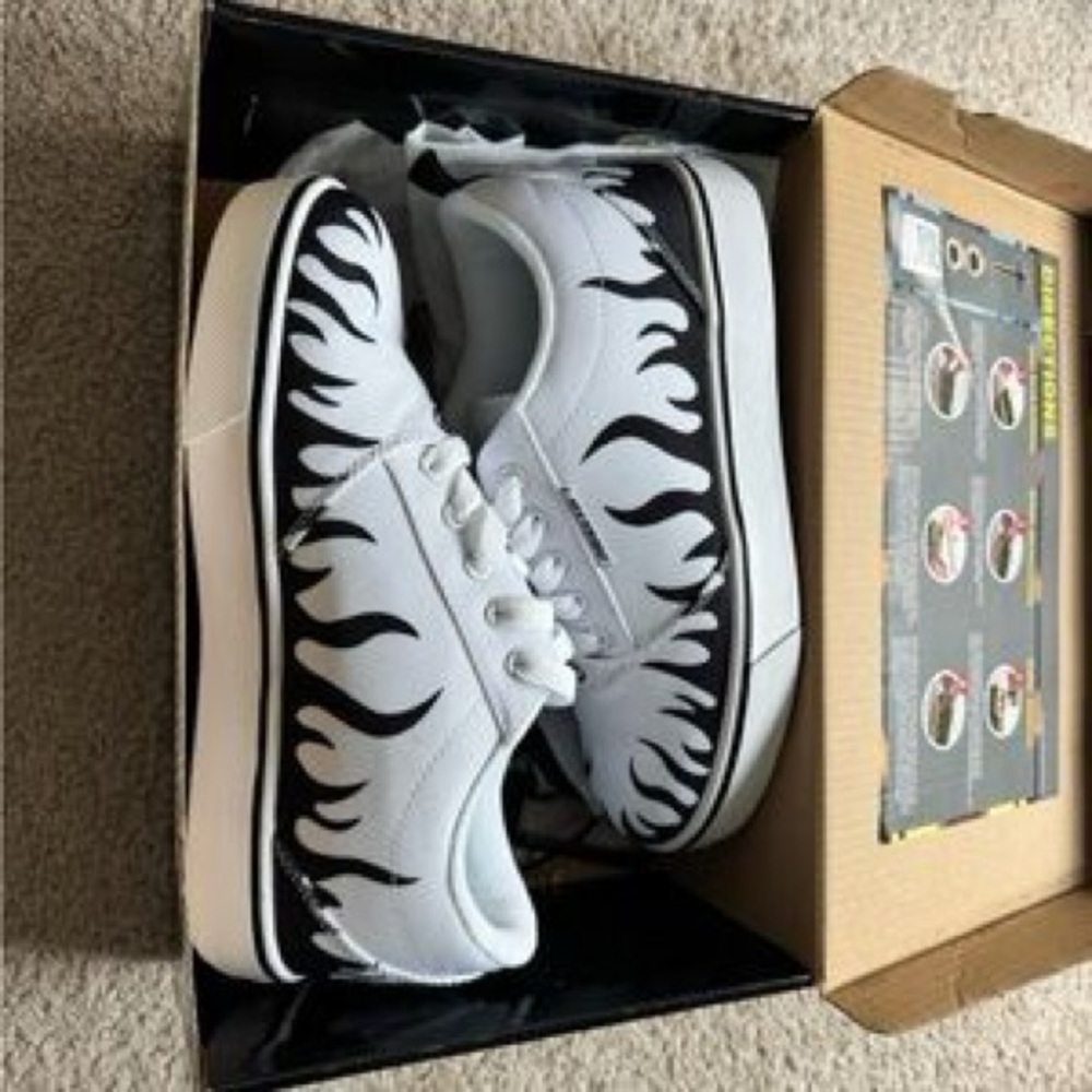 Heelys Women’s/ Kids Sneakers - Black and White Flame Design